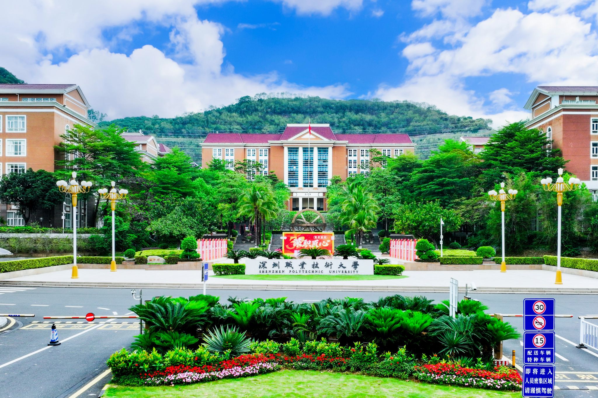 1E1981E2B7DDD1479C95E403A4E_502CE832_A7F5B